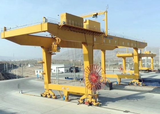 40.5 Ton Container Gantry Crane 30m Op rails gemonteerde Spanwijdte Dubbele Balk