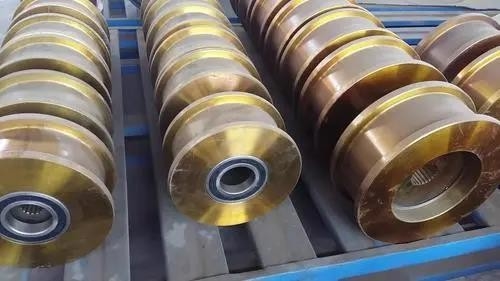 Het Blok van staalcrane shaft cast ld wheel voor Luchtkraan wordt geplaatst die