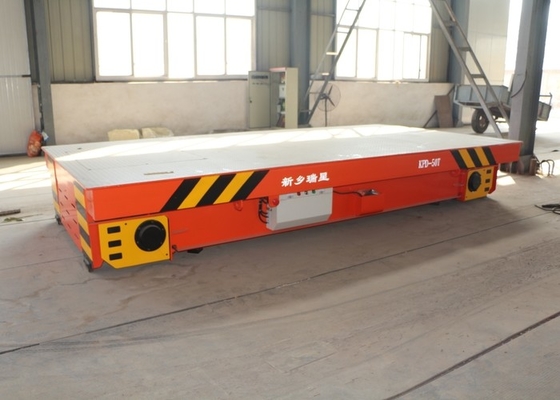 KPX met 4 wielen 10T aan de Overdrachtkar Op batterijen van 300T op Sporen