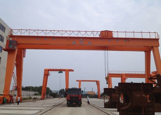 35 ton industriële portaalkraan op rails met liersysteem